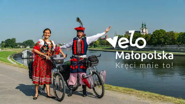Para w strojach ludowych na rowerach nad Wisłą. Velo Małopolska - kręci mnie to!