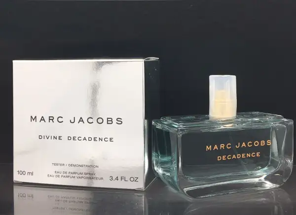 Marc Jacobs Divine Decadence tester, elegancki flakon perfum i srebrne pudełko.