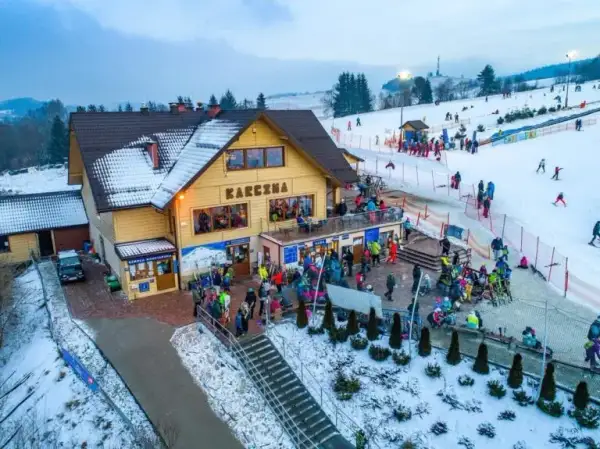 Jaką nazwę nosi centrum narciarskie na Mazurach? Odkryj Kurza Góra