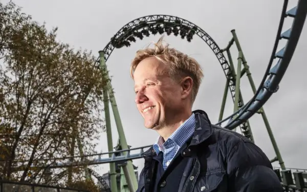 Liseberg vd ler med berg-och-dalbana i bakgrunden.