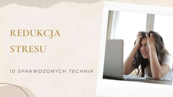 Zestresowana kobieta przy laptopie. Dowiedz się, jak się zrelaksować i zredukować stres dzięki 10 sprawdzonym technikom.