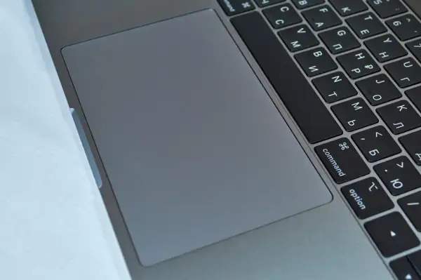 Klawiatura laptopa z szarym touchpadem. Klawisz "command" obok "option" czeka na naciśnięcie, by ctrl f co robić.