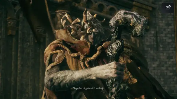 Margit, the Fell Omen z Elden Ring, z rogami i kosturem, groźnie patrzy.