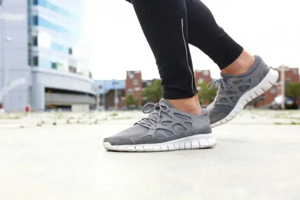 Grå sneakers dam 2026, redo för löprundan i stadsmiljö.
