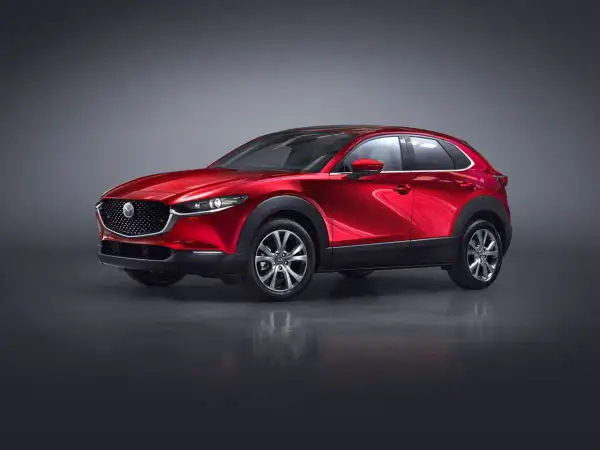 Röd Mazda CX-30 hybrid i studio. En elegant SUV redo för en provkörning.