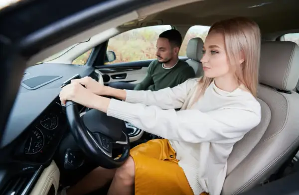 Czy egzamin teoretyczny na prawo jazdy jest trudny? Jak go zdać bez stresu