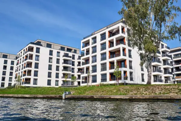 Moderne Wohnanlage am Wasser. Hier erfahren Sie, was man bei einer selbstgenutzten Eigentumswohnung steuerlich absetzen kann.