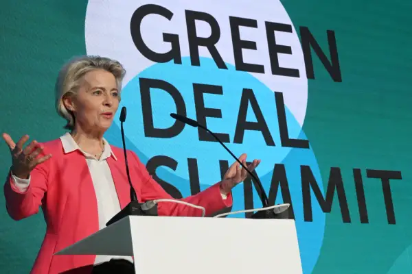 Ursula von der Leyen, pomysłodawczyni Zielonego Ładu, przemawia na szczycie.