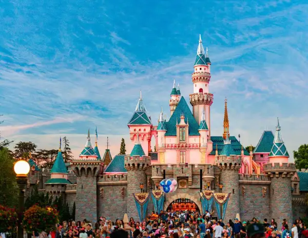 Gdzie jest Disneyland? Odkryj 6 parków i zaplanuj podróż do Paryża!