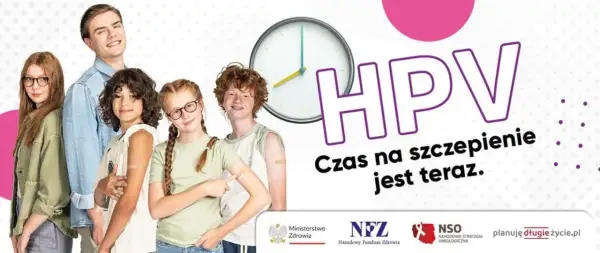 Grupa młodych ludzi z plastrami po szczepieniu. Hasło "Czas na szczepienie HPV jest teraz" zachęca do profilaktyki.