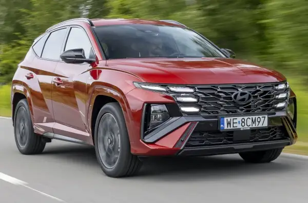Czerwony Hyundai Tucson N Line w ruchu. Sprawdź aktualną hyundai tucson cena i wybierz swój wymarzony SUV.