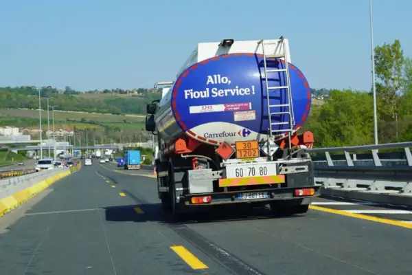 Camion ADR Carrefour sur l'autoroute, transportant du fioul. La citerne bleue affiche "Allo, Fioul Service!".