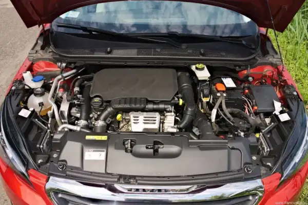 Silnik 1.2 PureTech w samochodzie Peugeot, czysty i zadbany, gotowy do drogi.