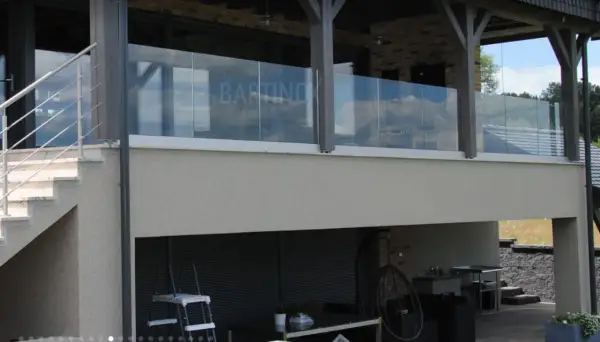 Balustrady szklane: Przewodnik po bezpieczeństwie, cenie i trendach