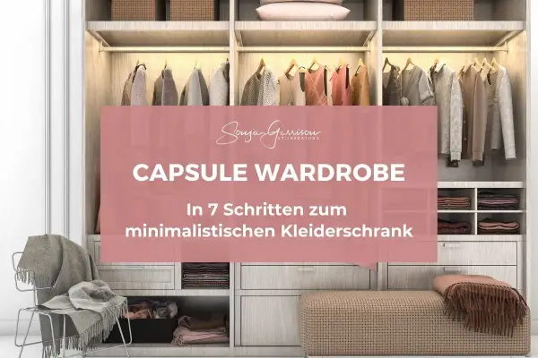 Ein aufgeräumter, minimalistischer Kleiderschrank mit einer Capsule Wardrobe. Kleidung ist ordentlich aufgehängt und gefaltet.