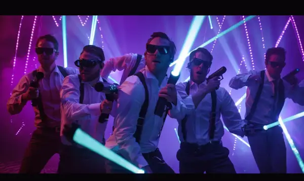 Gruppo di amici in camicia bianca e bretelle, occhiali da sole e pistole laser, pronti per un addio celibato o nubilato in un tripudio di luci.