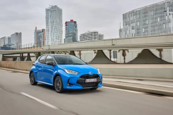 Auto ibrida blu in città, un'opzione ecologica per esplorare i vantaggi e gli svantaggi della mobilità moderna.