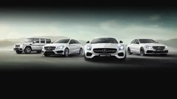 Cuatro modelos Mercedes AMG blancos en fila: un G-Wagen, un CLA Shooting Brake, un GT y un sedán C63.