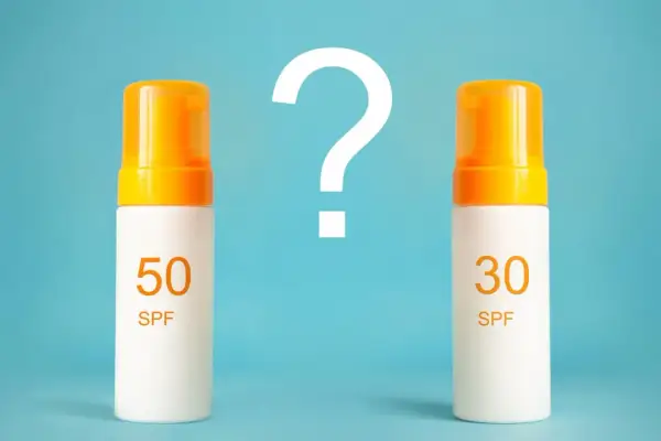 Dwa kremy z filtrem SPF 50 i SPF 30. Który wybrać? Zastanawiasz się, spf co to i jak działa?