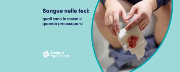 Mani che mostrano carta igienica con sangue, indicando sangue nelle feci. Testo: "Sangue nelle feci: quali sono le cause e quando preoccuparsi".