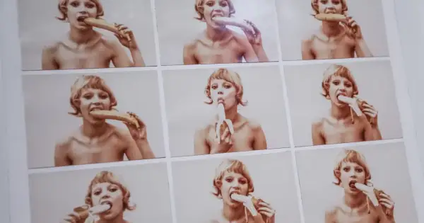 Natalia LL sztuka konsumpcyjna: kobieta je banana w dziewięciu ujęciach, prowokując do refleksji nad cielesnością i pożądaniem.