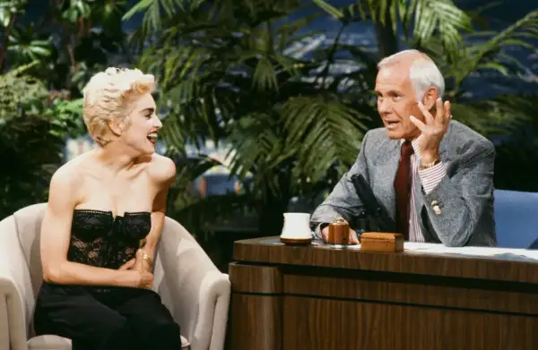 Madonna śmieje się podczas wywiadu, wspominając swoje czasy na "Isla Bonita". Johnny Carson słucha jej z uwagą.