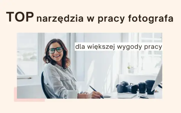 Uśmiechnięta fotografka przy biurku z aparatem i obiektywami. Idealny profesjonalny program do obróbki zdjęć dla fotografów ułatwi jej pracę.