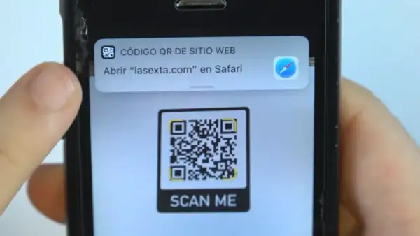 Móvil mostrando cómo leer un QR para abrir "lasexta.com" en Safari.