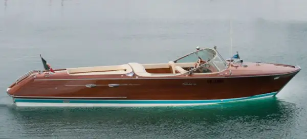 Splendida barca in legno, forse una delle preferite da Gianni Agnelli, solca le acque con eleganza.