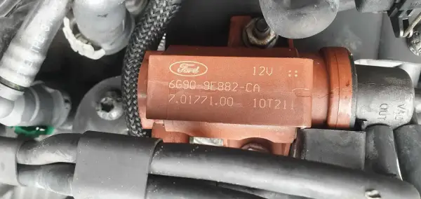 Zawór podciśnienia turbiny Ford Focus 1.6 TDCI, widoczny na zdjęciu, jest kluczowym elementem sterującym pracą turbosprężarki.