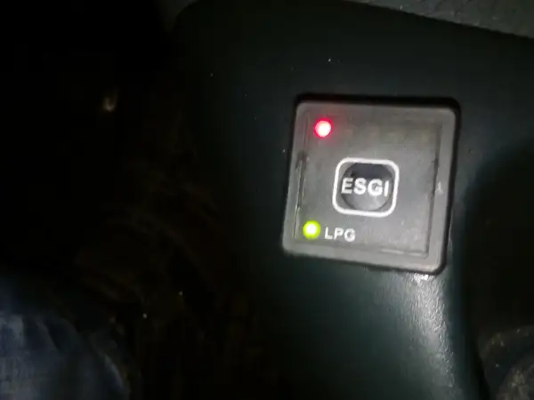 Przełącznik gazu ESGI z zieloną diodą LPG. Czerwona lampka sygnalizuje awarię.