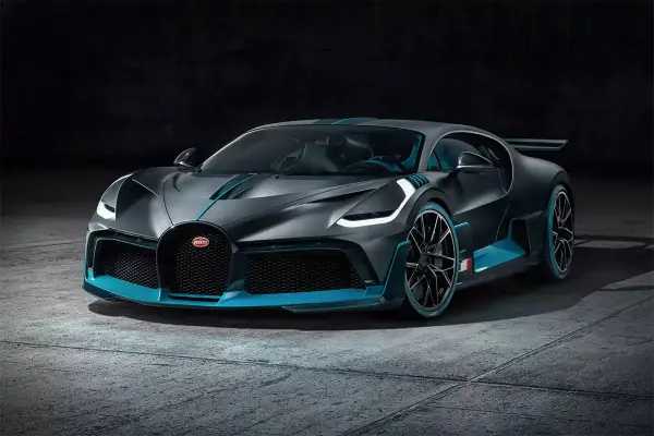 Szary Bugatti Divo z błękitnymi akcentami, gotowy do bicia rekordów prędkości.