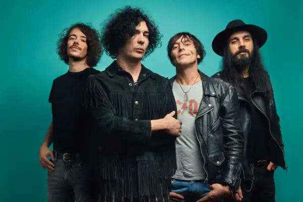 I quattro membri dei The Zen Circus, con look rock, sembrano pronti a salire sul palco, un'energia che fa pensare alla loro musica, quasi una droga.