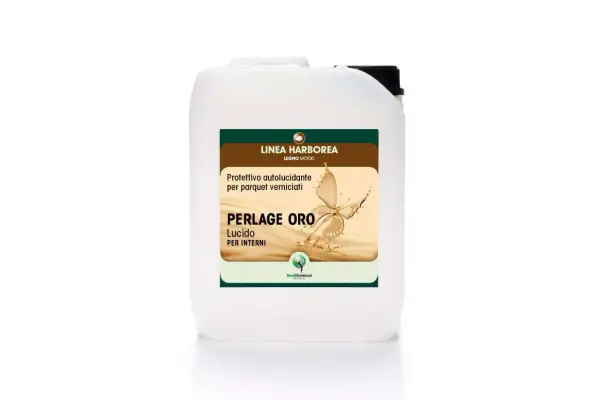 Bidone bianco con etichetta "Perlage Oro Lucido" per parquet. Il colore del prodotto è un dorato perlato, come una farfalla che emerge da una cascata.
