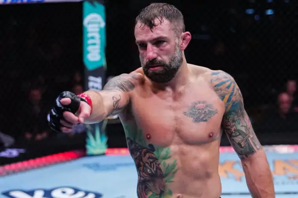 Michael Chiesa, med tatuerat bröst och armar, pekar framåt i oktagonen.