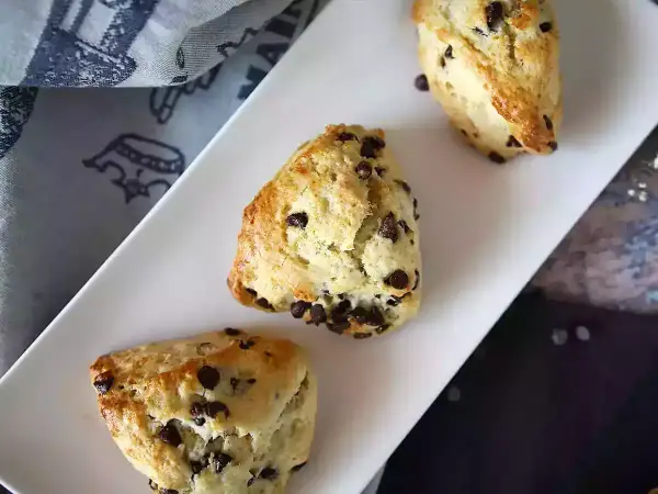 Tre gyllene scones med choklad, redo att avnjutas.