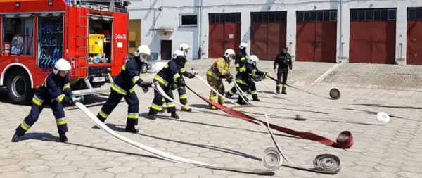 Strażacy ćwiczą rozwijanie węży. Chcesz wiedzieć, jak dołączyć do OSP? To pierwszy krok do służby!
