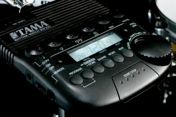 Czarny metronom do gitary Tama Rhythm Watch RW200 z cyfrowym wyświetlaczem i przyciskami do ustawiania tempa i rytmu.