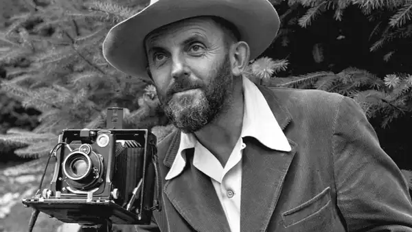 Uomo con cappello e barba, con una vecchia macchina fotografica. Potrebbe essere il best photographer in the world.