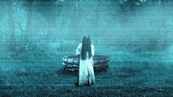 Dziewczynka w białej sukience stoi przy studni. To kadr z filmu o zjawiskach paranormalnych na faktach, który mrozi krew w żyłach.