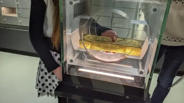 Un lingote de oro de 12 kg, exhibido en una vitrina. ¿Cuánto vale un lingote de oro de 12 kg?