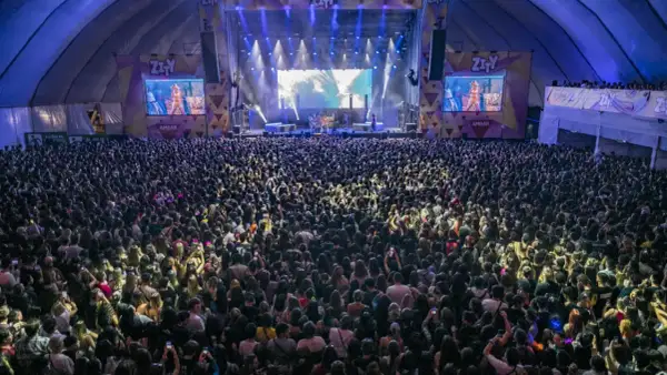 Gran concierto con un aforo masivo en un espacio Zity. Miles de personas disfrutan de la música bajo luces y pantallas gigantes.
