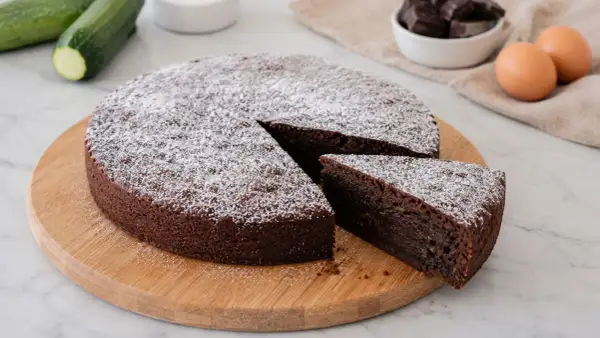 Le meilleur gâteau à la courgette, un délice chocolaté saupoudré de sucre glace. Des courgettes, des œufs et du chocolat sont les ingrédients secrets.