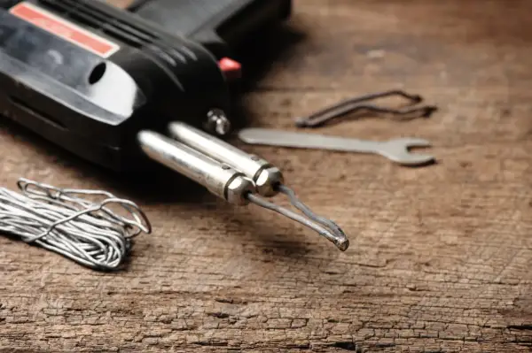 Pistolet do lutowania, drut i klucz francuski gotowe do lutowania aluminium.