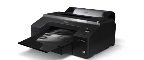 Czarna drukarka Epson z wydrukiem portretu kobiety. To najlepsza drukarka do zdjęć, która ożywia Twoje wspomnienia.