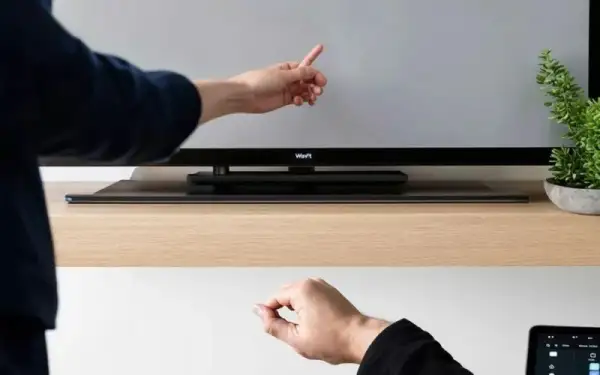 Jak włączyć telewizor LG bez pilota? Proste sposoby, które zadziałają