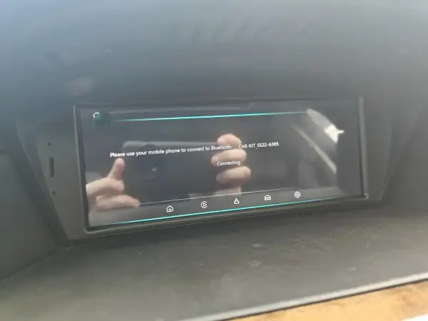 Schermo auto che indica "Connecting" per Android Auto. Il Bluetooth CAR-KIT_5E22-A365 non si connette.