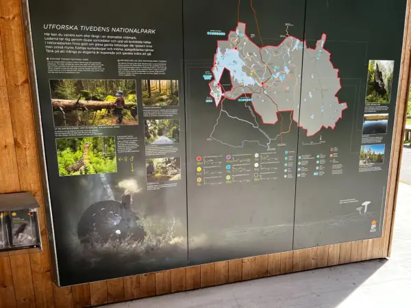 Utforska Tivedens nationalpark: vandringsleder genom djupa sprickdalar, lavklädda hällar, gamla tallskogar, myrar och tjärnar.