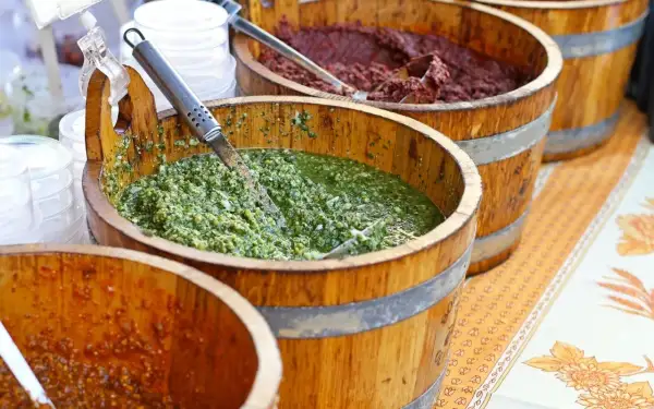 Vari tipi di pesto in botti di legno, un tripudio di sapori freschi e intensi.