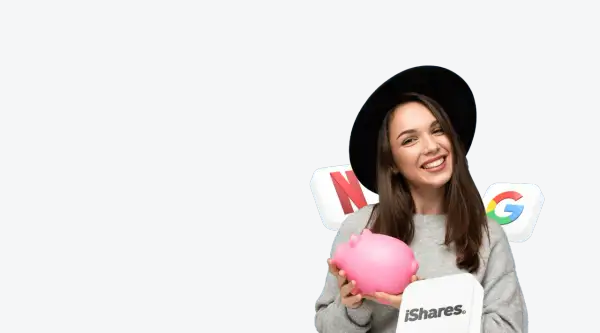Uśmiechnięta kobieta w kapeluszu trzyma skarbonkę, a w tle logo Netflix, Google i iShares. To idealny moment na inwestycje z XTB!